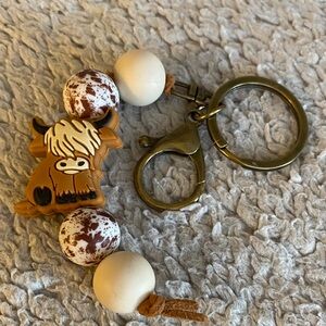 Cute Highland Cow Silicone Bead Keychain In a White Marble